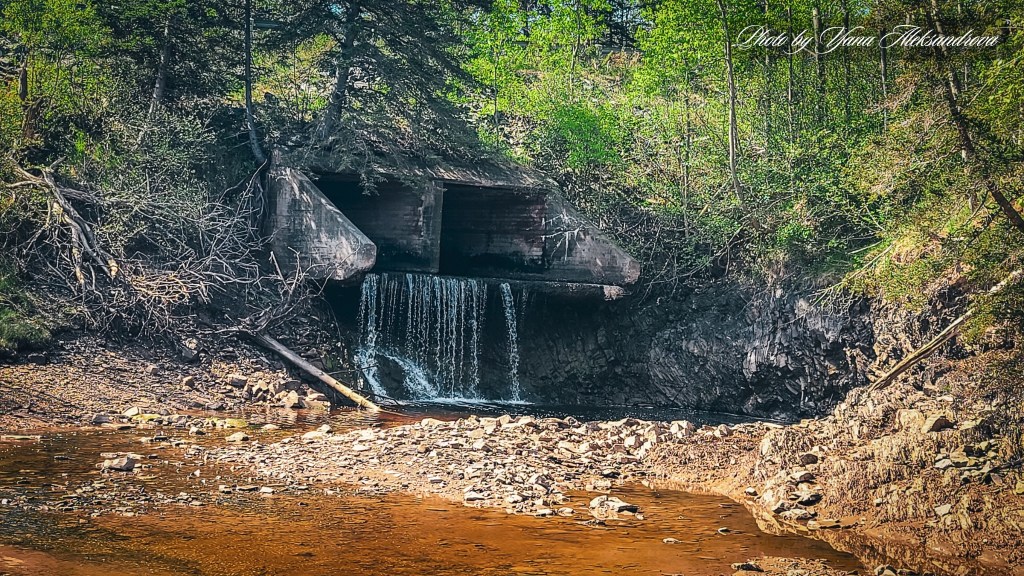 Pembroke beach waterfall, photo by Yana Aleksandrova