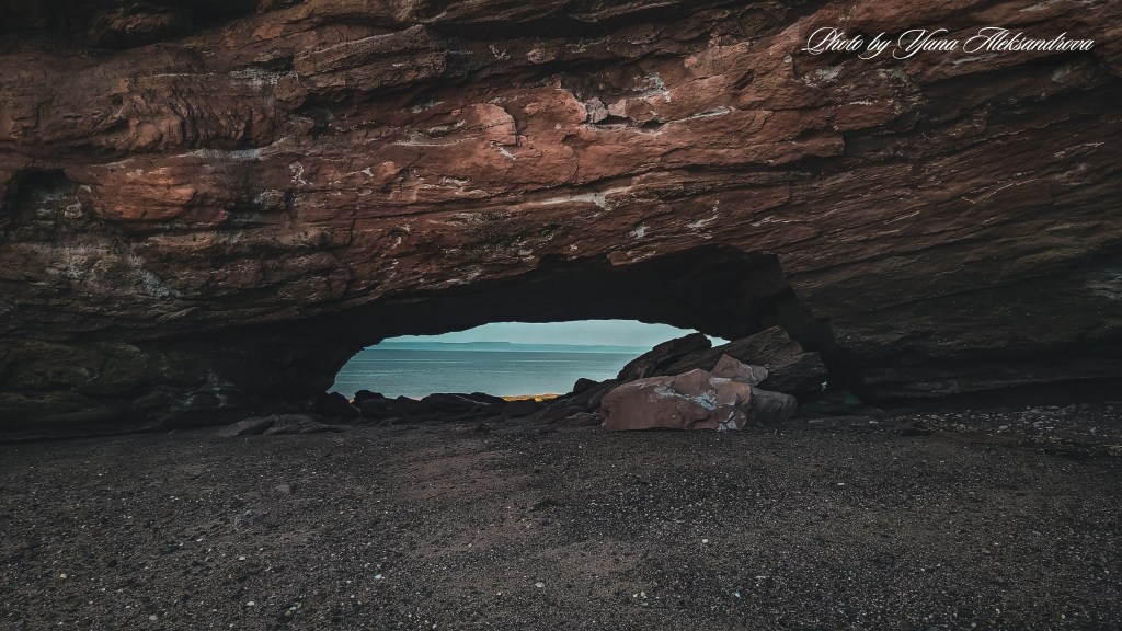 Pembroke beach arch, photo by Yana Aleksandrova