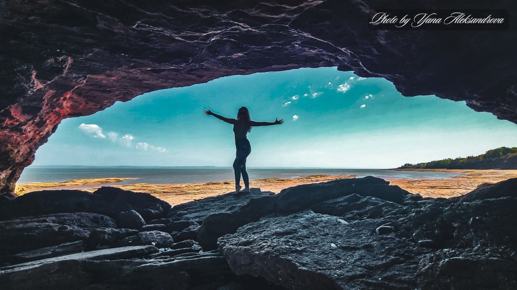 Pembroke beach arch, photo by Yana Aleksandrova