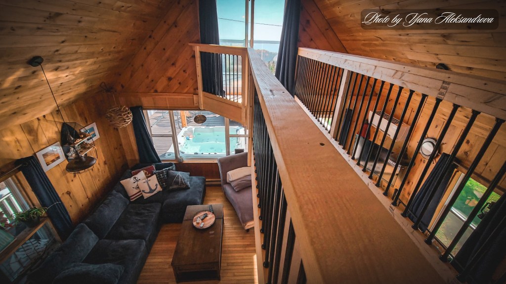 Catwalk, balcony and cozy living room at Airbnb Cottage