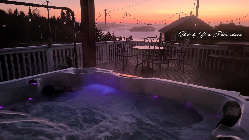 Getaway Cottage, sunrise from the hot tub